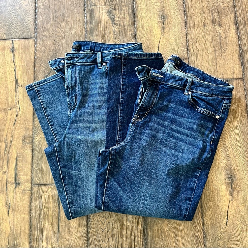 2 pair Simply Vera Wang cropped jeans
